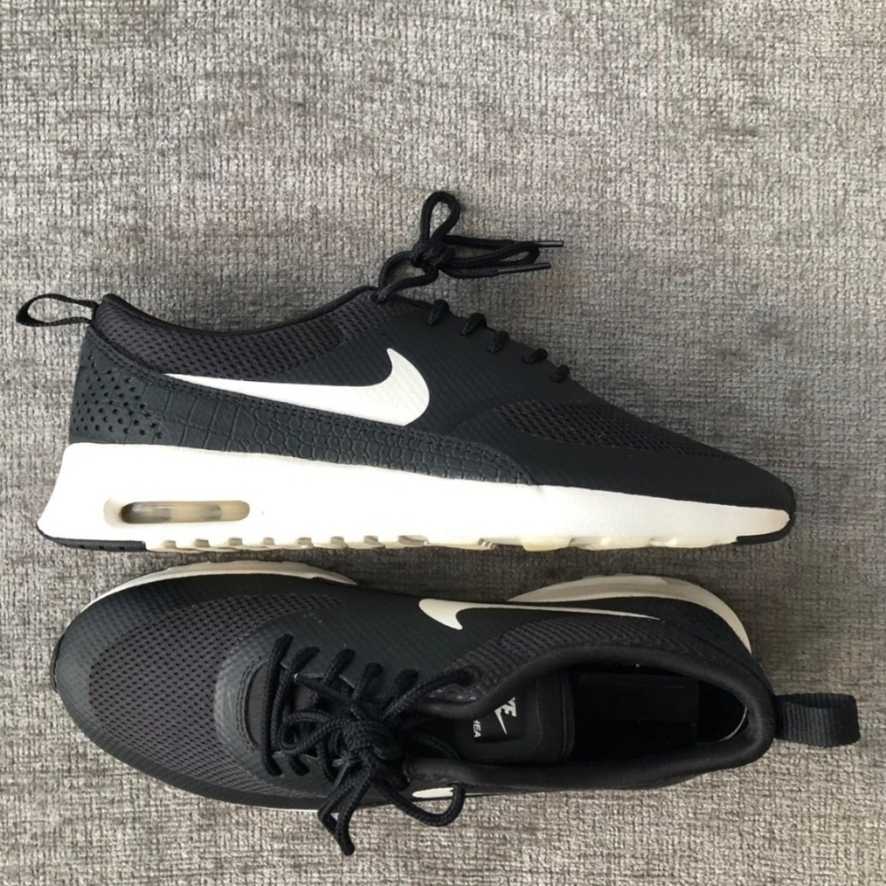 Nike Women's Black and White Athletic Shoes
